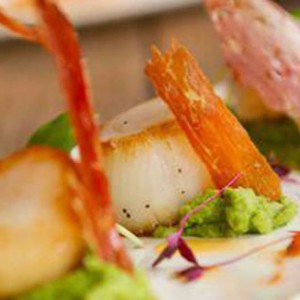 Seared scallops, with crushed peas and crispy pancetta
